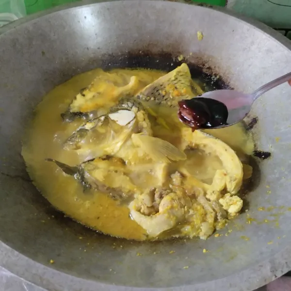 Beri garam, dan gula merah. Icip rasa.