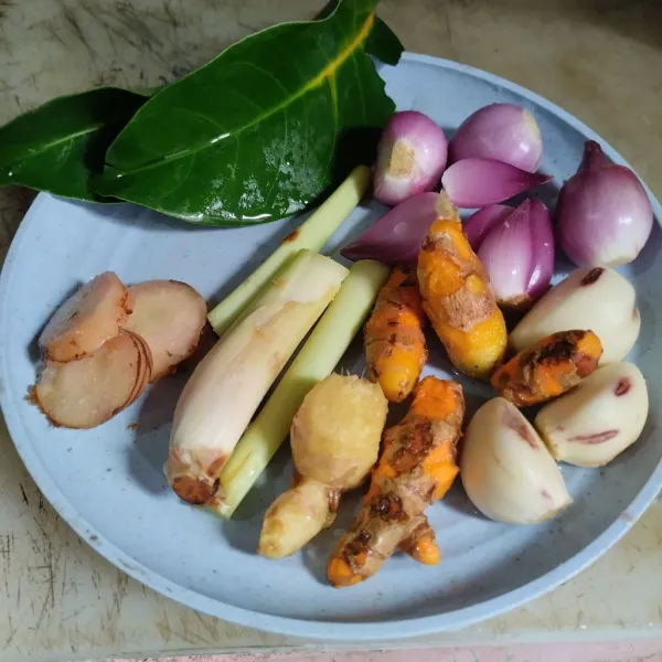 Haluskan kunyit, jahe, bawang merah, bawang putih sebagai bumbu halus dan geprek daun salam dan sereh sebagai bumbu aromatik.