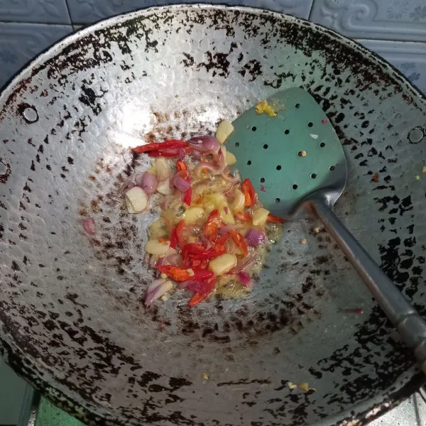 Tumis bumbu dengan mentega sampai harum dan matang.