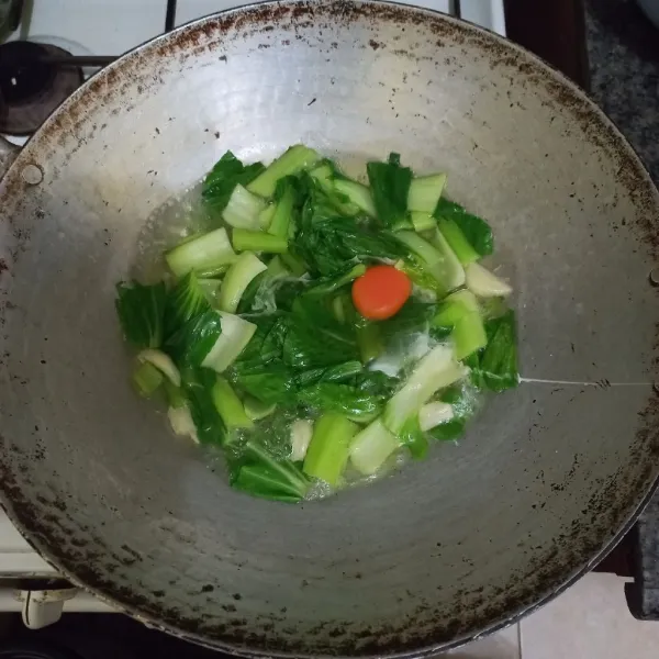 Masukkan telur ayam, kemudian aduk cepat.