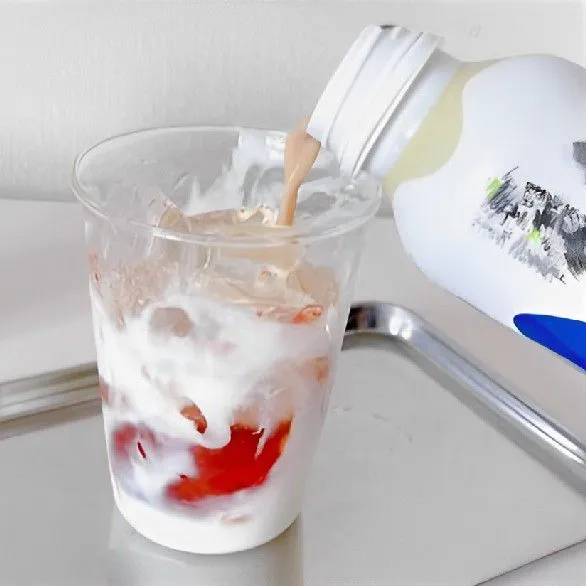 Tuangkan 200 ml milk tea secara perlahan hingga penuh.