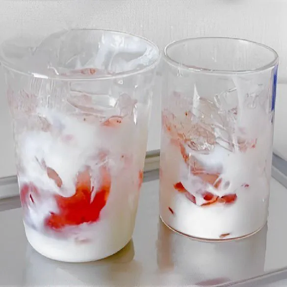 Masukkan selai strawberry ke dalam gelas.