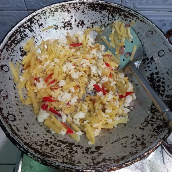 Masak nasi goreng dengan api besar sambil terus diaduk. Cek rasa sebelum disajikan.