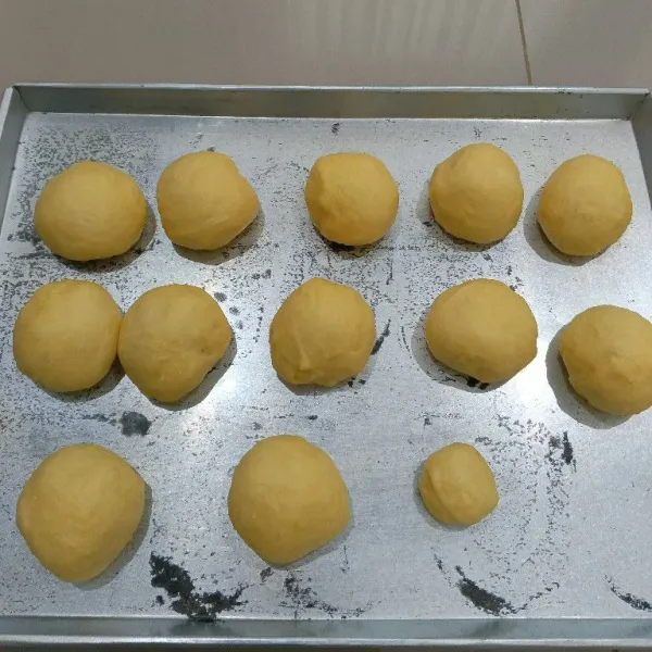 Timbang adonan dengan berat 40 gram, lakukan hingga semua bahan selesai.