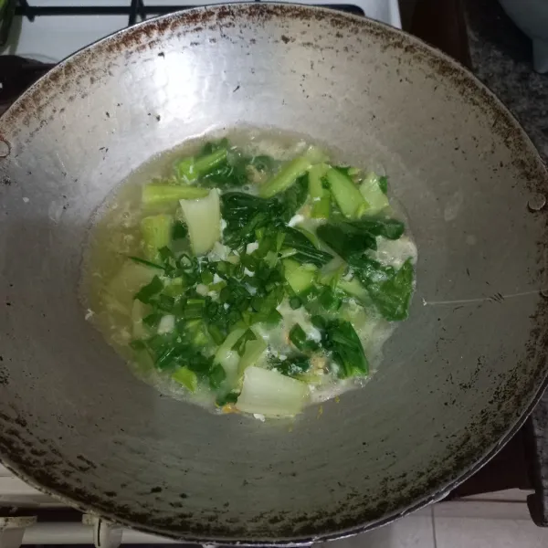 Beri irisan bawang daun, masak hingga matang.