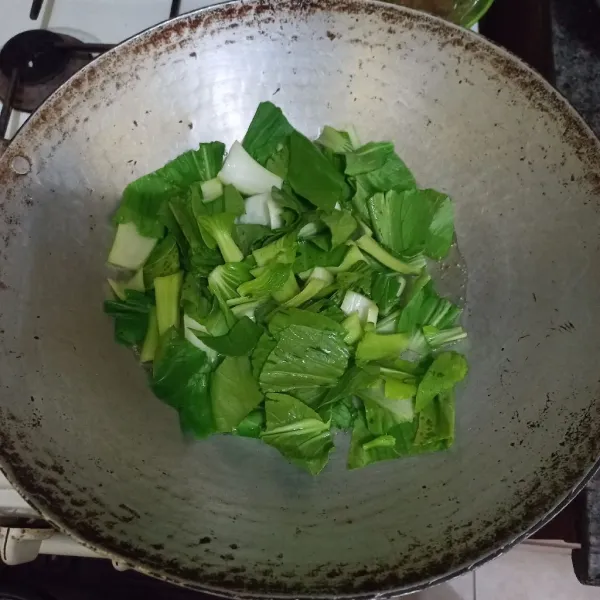 Tambahkan irisan pokcoy.
