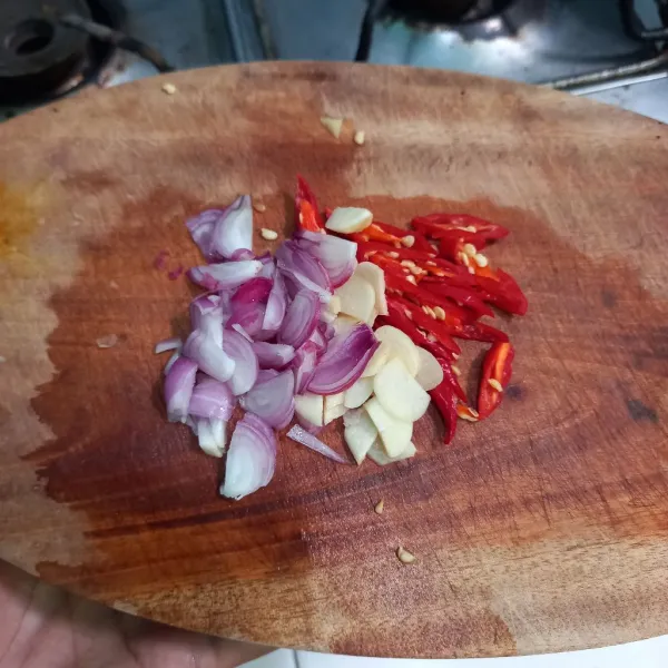 Potong cabe, bawang merah dan bawang putih.