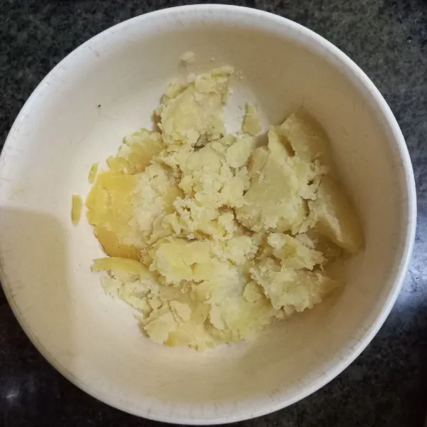 Tumbuk kasar kentang.