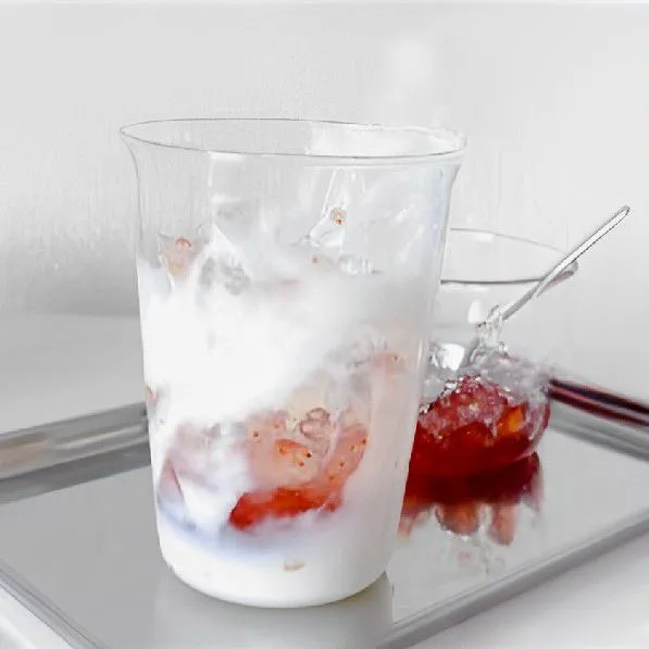 Tambahkan 70 gr es batu kecil di atas campuran jeli