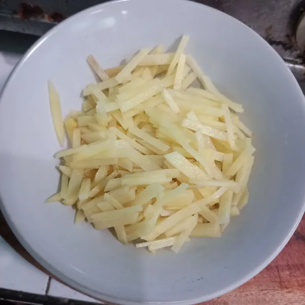 Iris kentang tipis memanjang.