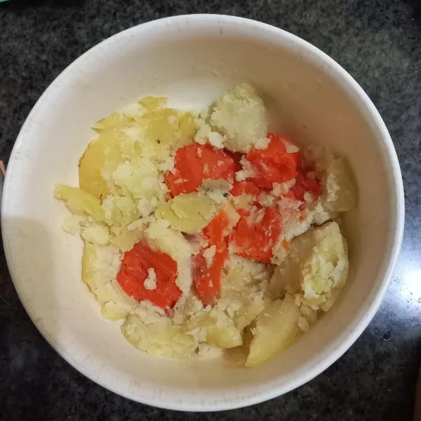 Masukkan wortel, tumbuk kasar kembali.