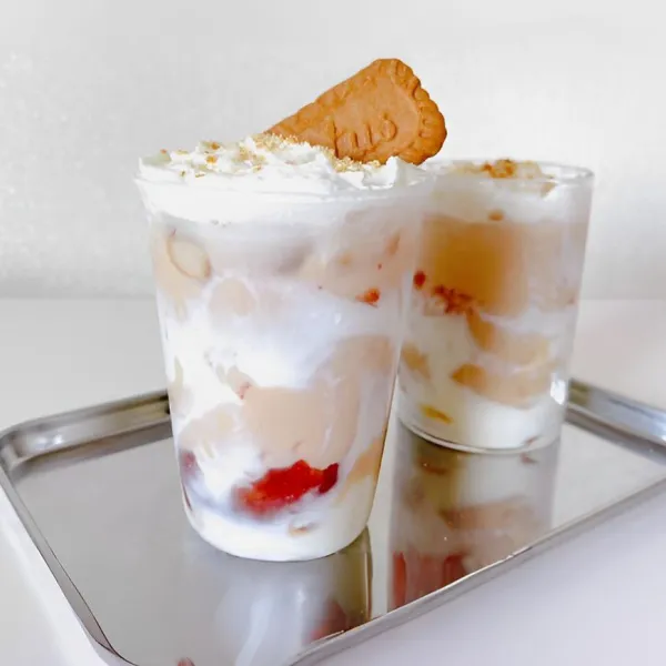 Tambahkan 20 ml krim susu cair di bagian atasnya.