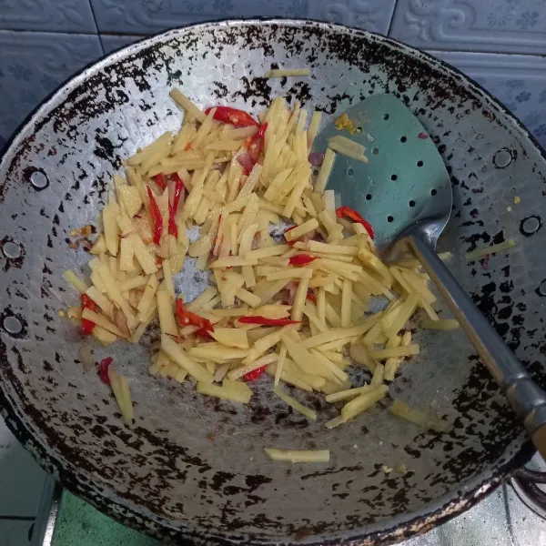 Masukkan kentang, masak sampai kentang matang.