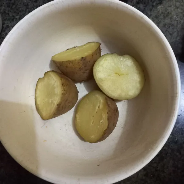 Kupas kentang yang telah direbus, lalu sisihkan.