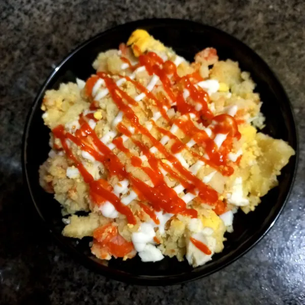 Tambahkan mayonaise dan saus pedas secukupnya.