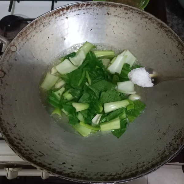 Beri garam, kaldu jamur, merica bubuk, minyak wijen, dan kecap ikan.