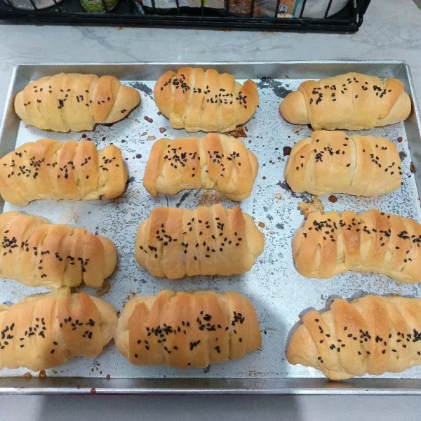 Setelah matang keluarkan dari oven, biarkan suhu ruang. Siap disajikan.