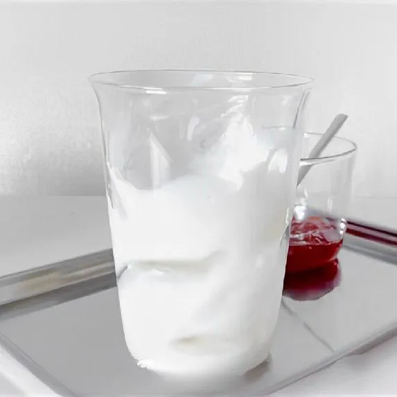 Masukkan 20 gr jeli kelapa instan dan 30 gr selai strawberry ke dalam gelas.