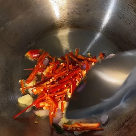 Tumis bawang putih, bawang merah, cabai merah besar dan cabai rawit.
