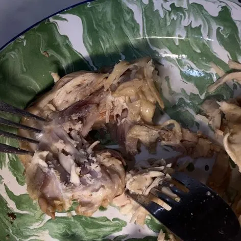 Suwir-suwir ayam menggunakan garpu.