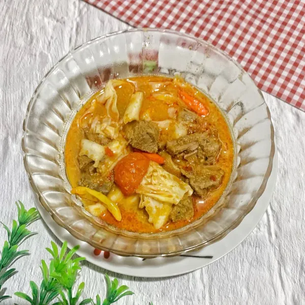 Tongseng yang hangat siap disantap dengan nasi hangat.