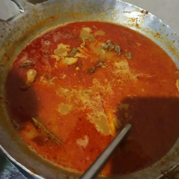 Masukan air kaldu sisa merebus kambing, lalu berikan garam, gula, kaldu bubuk dan cabe bubuk. Tunggu sampai mendidih.
