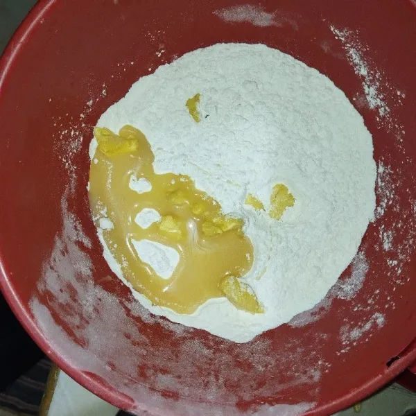 Masukan tepung terigu, susu, dan mentega. Lalu aduk sampai tercampur merata dan menyatu.