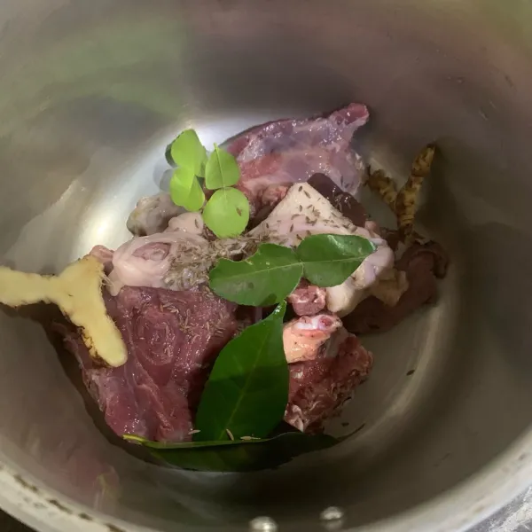 Masukan daging kambing ke panci presto, beri air, 1 batang serai, 2 lembar daun jeruk, 2 lembar daun salam, sejempol jahe, sejempol lengkuas. Kemudian presto setelah berbunyi 20-25 menit.