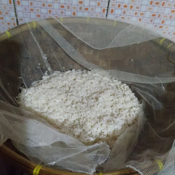 Kukus beras ketan selama 30 menit.