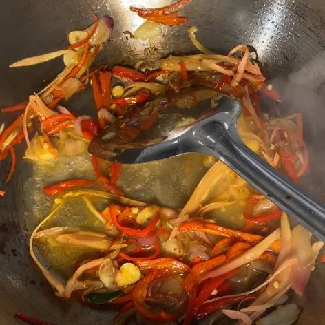 Tambahkan air dan jangan lupa koreksi rasa.