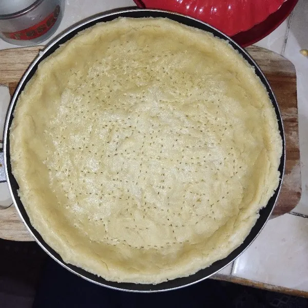 Kalau sudah menyatu, bentuk pia di atas teflon dan lubangi pakai garpu.
