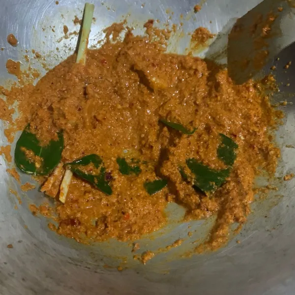 Tumis bumbu halus bersama serai, lengkuas, jahe, daun salam, dan daun jeruk.