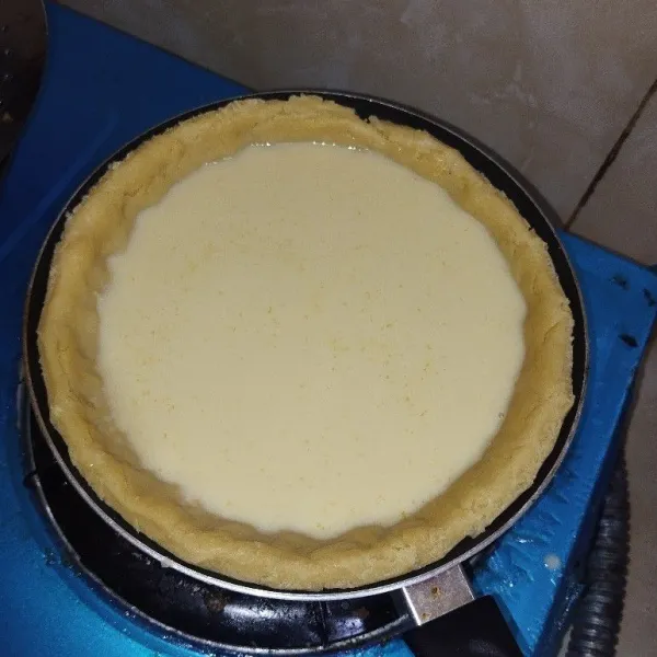 Tuang fla pia di atas adonan pia yang sudah dibentuk di teflon.