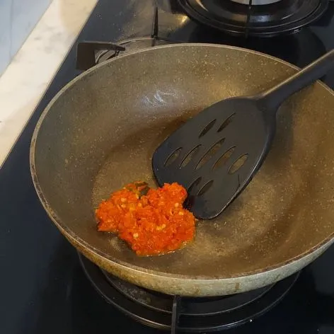 Tumis bumbu halus yang sudah dihaluskan, boleh ditambahkan 1 sendok makan minyak. Kalau bumbu masih belum matang, bisa ditambahkan air.