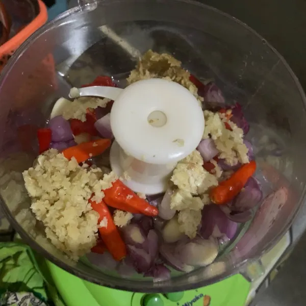 Haluskan bumbu halus dengan blender.