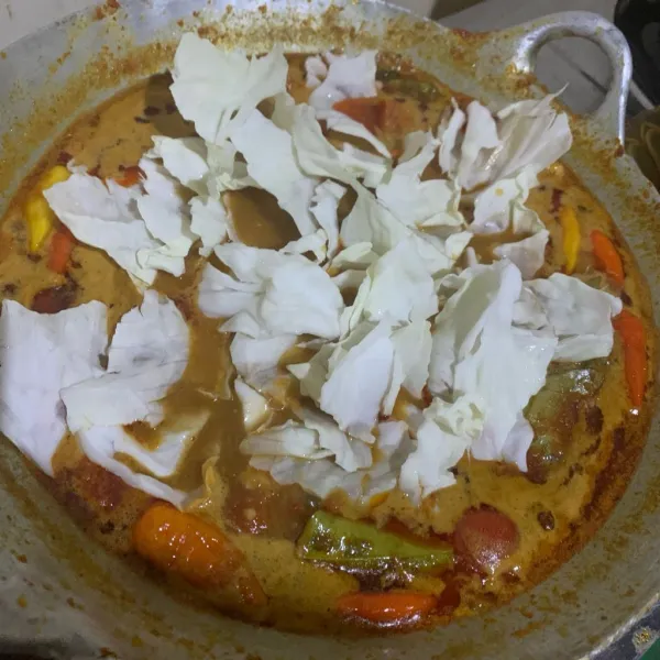 Masukan cabe utuh, santan, kol dan tomat. Masak hingga mendidih, jangan lupa cek rasanya, dan sesuaikan dengan selera masing-masing.