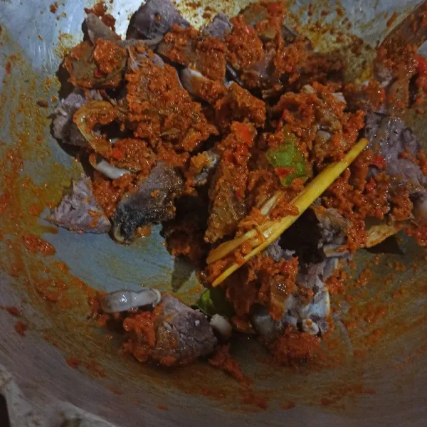 Masukan daging kambing ke dalam bumbu halus, lalu aduk rata.