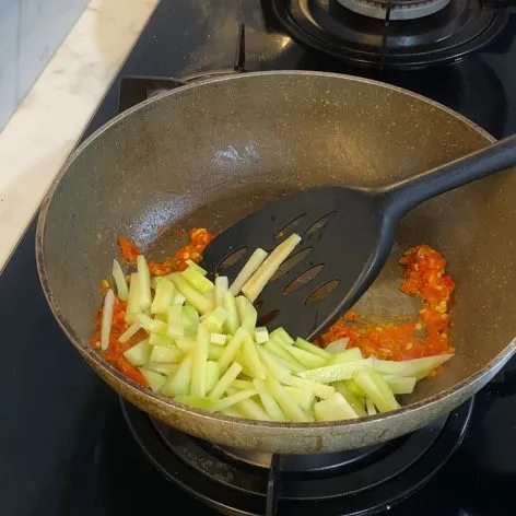 Setelah bumbu matang, masukkan labu siam.