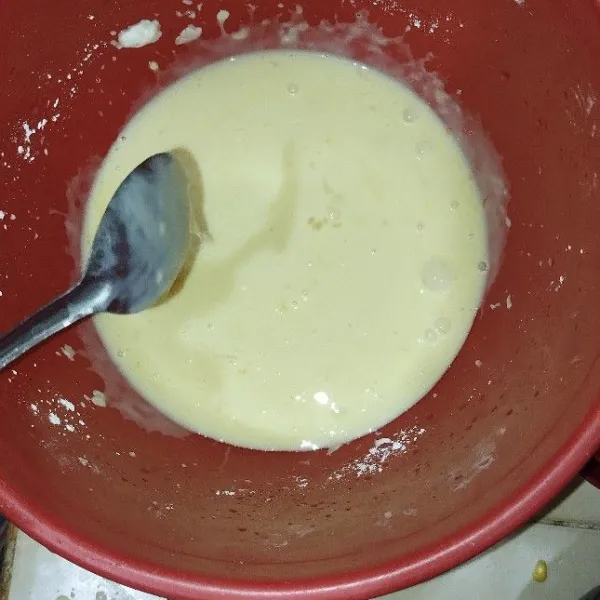 Masukan bahan fla pia yaitu: air, susu, telur, tepung maizena dan vanila cair, lalu aduk merata.