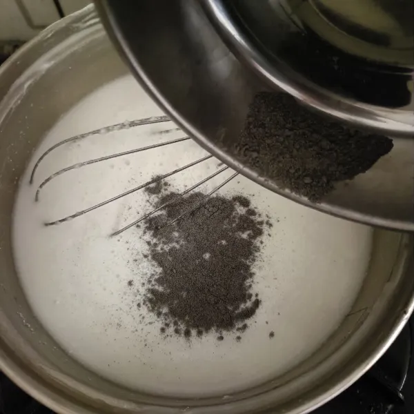 Masukkan bunga telang bubuk, aduk sampai rata.