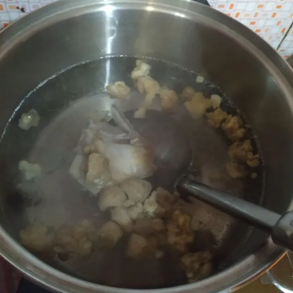 Rebus tulangan & tetelan sapi, angkat dan saring kuah kaldunya. Lalu potong tetelan kecil-kecil. Rebus kembali dengan air kaldu .