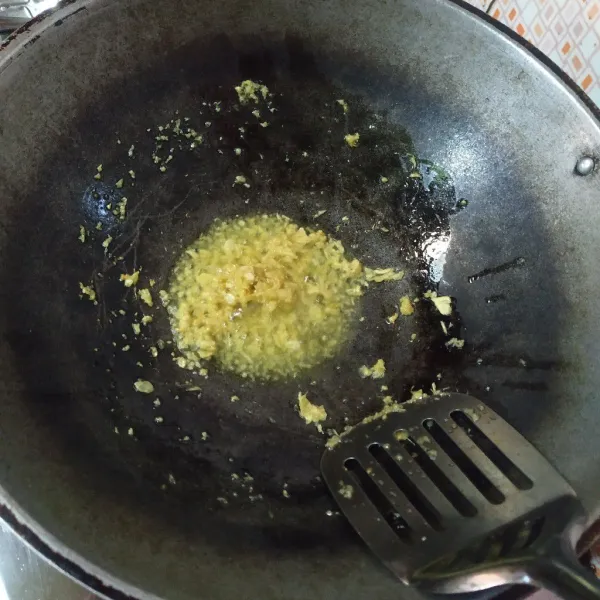 Di wajan lain,tumis bumbu yg dihaluskan sampai matang dan harum.