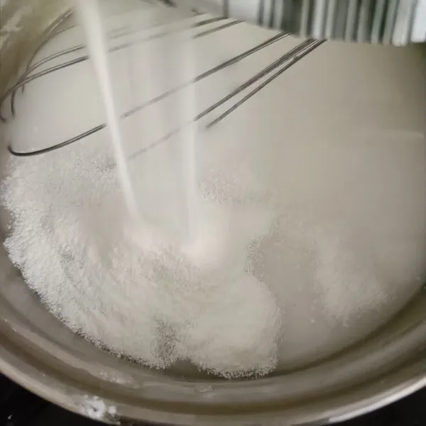 Masukkan santan bubuk.