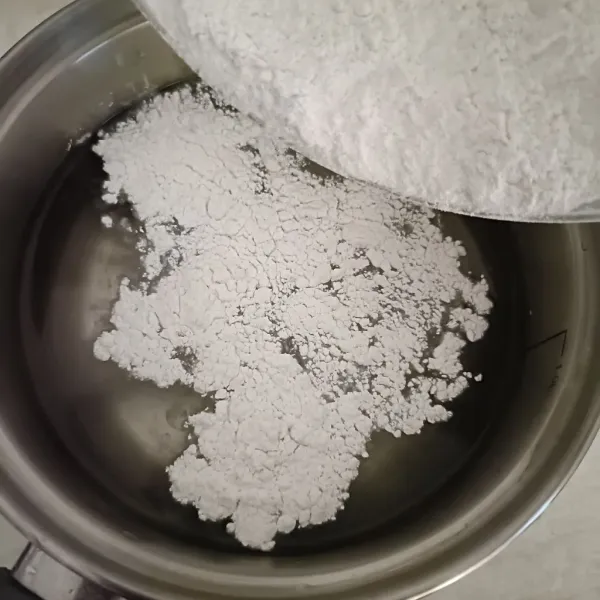 Masukkan air dan tepung beras dalam air.
