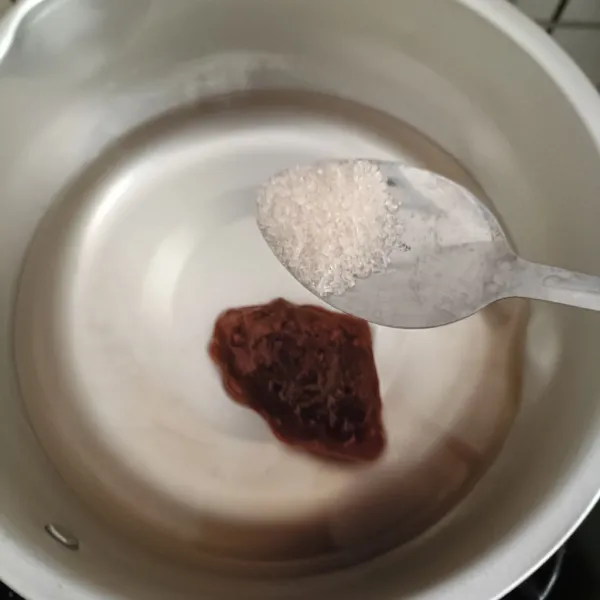 Rebus air, gula merah, dan garam. Kemudian, tambahkan gula pasir.