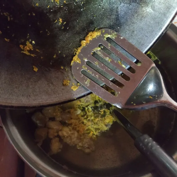 Masukkan tumisan bumbu kedalam rebusan daging.