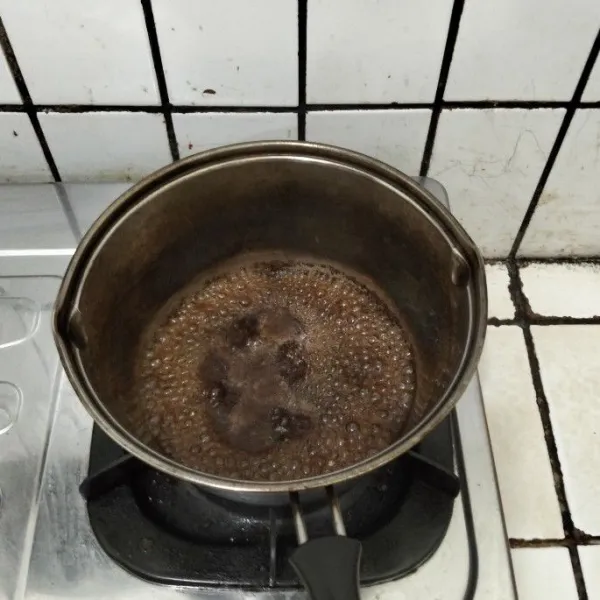 Didihkan air dengan teh.