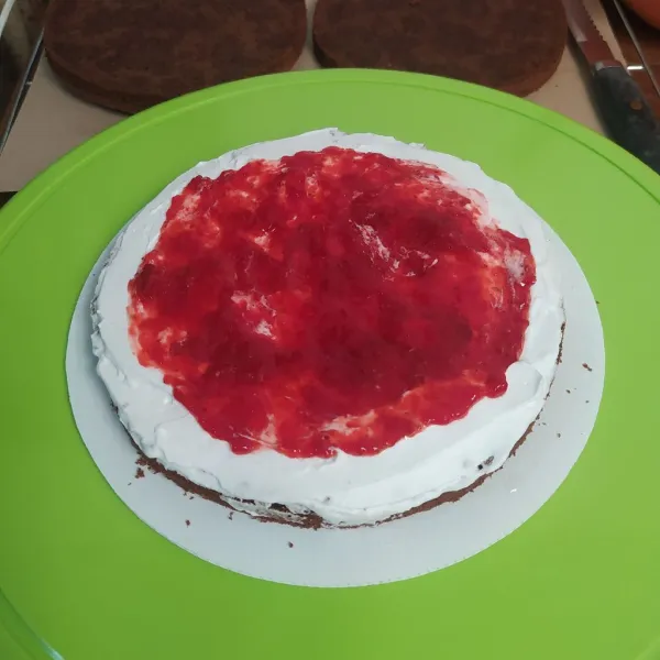 Olesi dengan whipped cream dan selai. (Bisa selai dulu baru whipped cream) Usahakan whipped cream nya yang banyak.