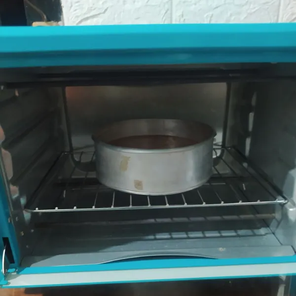 Masukkan ke dalam loyang 18cm. Panggang di suhu 180°C api atas bawah selama 30 menit.