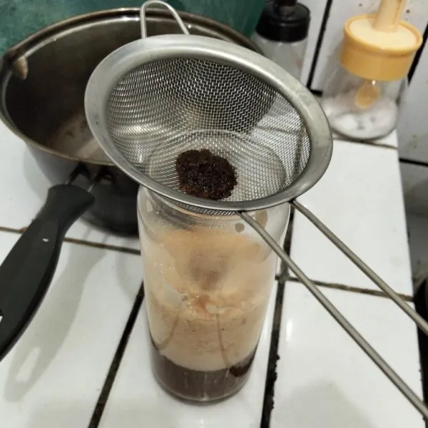 Lalu tuang ke dalam gelas sambil disaring.
